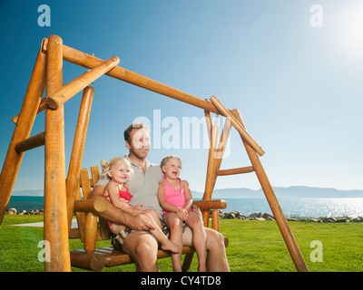 USA, Utah, Gartenstadt, Vater mit Töchtern (2-3, 4-5) auf Schaukel Stockfoto