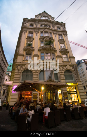 Der zentrale Teil von Wien hat viele beliebte Straßencafés, Bars und Restaurants. Stockfoto