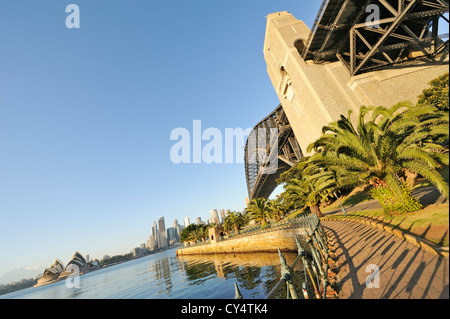 Sydney Harbour Bridge und Opera House bei Sonnenaufgang Stockfoto