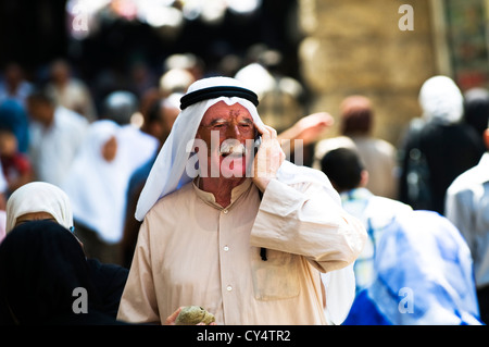 Einen arabischen palästinensischen Mann zu Fuß durch die engen Gassen von Musim qt in der Altstadt von Jerusalem Stockfoto