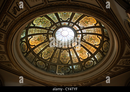 Bunte Glaskuppel im Chicago Cultural Center von Healy & Millet entworfen. Stockfoto