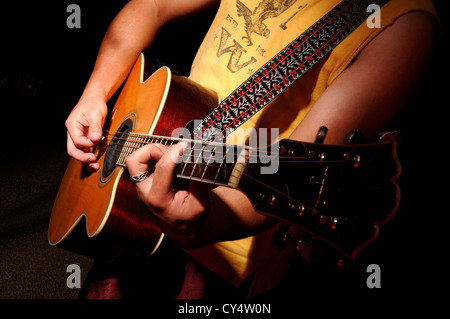 Akustische Gitarre gespielt wird Stockfoto