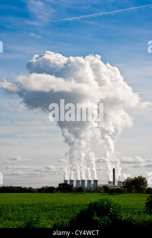 Federn von Dampf steigt von Drax Power Station in Selby, North Yorkshire, West-Europa größte Kraftwerk Stockfoto