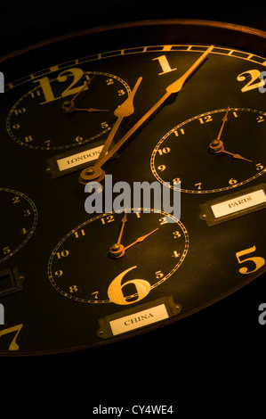 Vintage Uhr mit mehreren Gesichtern, die Darstellung der Zeit in verschiedenen Teilen der Welt Licht gemalt mit Taschenlampe. Stockfoto