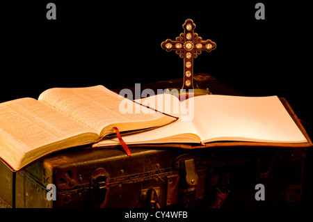 Vintage, antike religiöse Gegenstände gemalt mit Licht. Missionarische Elemente wie eine Bibel, Zeitschrift, Koffer und Kreuz Stockfoto