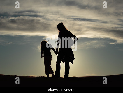 Mutter und Tochter Silhouetten in der Wüste Sahara Stockfoto