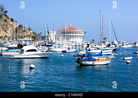 Yachten & Segelboote vor Anker im Hafen von Avalon auf Santa Catalina Island. Vor der Küste von Süd-Kalifornien Stockfoto