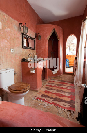 Ein marokkanischer Stil Badezimmer im Riad Baladin, Essaouira Marokko. Stockfoto