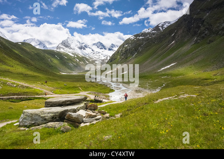 Wanderer zu Fuß in die Wetterstationen Tal an einem sonnigen Tag in den österreichischen Alpen. Stockfoto