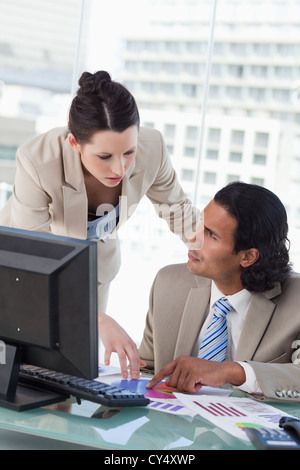 Porträt von einem Business-Team Statistik studieren Stockfoto