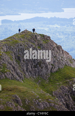 Drei Wanderer auf dem Gipfel des Pike O'Stickle im Lake District, England. Stockfoto