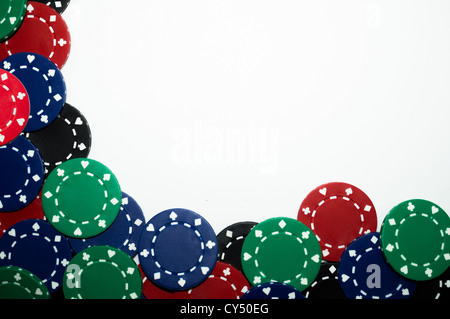 Haufen von rot, grün, schwarz und blau Pokerchips isoliert auf weißem Hintergrund Stockfoto