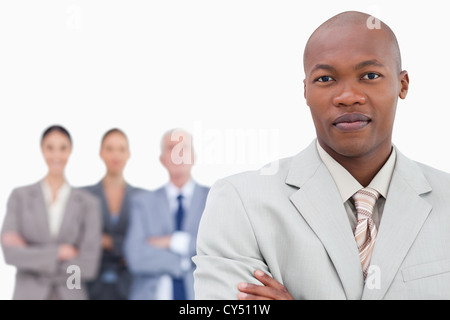 Handwerker mit Team hinter ihm Stockfoto