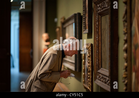 John Carey Author und Kritiker besucht das Ashmolean Museum, Oxford, England, Intelligent Life Magazine. Fotografiert von Brian Stockfoto