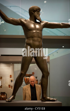 John Carey Author und Kritiker besucht das Ashmolean Museum, Oxford, England, Intelligent Life Magazine. Fotografiert von Brian Stockfoto