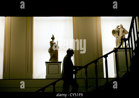 John Carey Author und Kritiker besucht das Ashmolean Museum, Oxford, England, Intelligent Life Magazine. Fotografiert von Brian Stockfoto