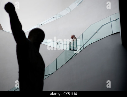 John Carey Author und Kritiker besucht das Ashmolean Museum, Oxford, England, Intelligent Life Magazine. Fotografiert von Brian Stockfoto