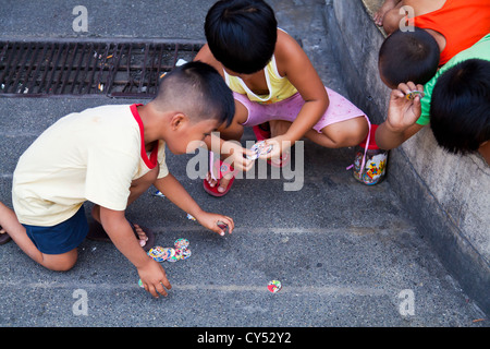 Kinder spielen auf den Straßen von Manila, Philippinen Stockfoto