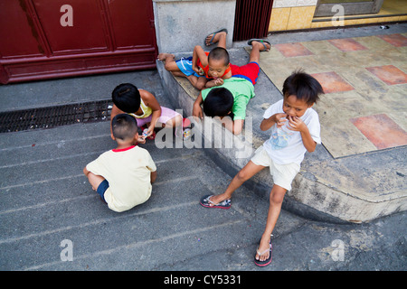 Kinder spielen auf den Straßen von Manila, Philippinen Stockfoto