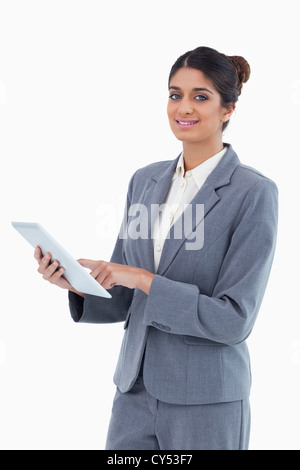 Lächelnden Verkäuferin mit Tablet-PC Stockfoto