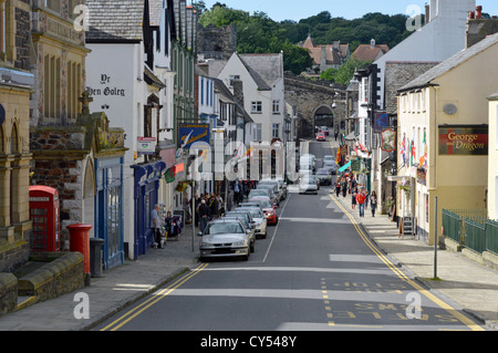 Conwy Wales Zentrum mit Teil der Stadtmauer Straße Bogen entfernten Clwyd North Wales UK Stockfoto