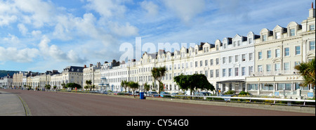 Die Weite der Llandudno Llandudno Promenade und Meer Hotels am frühen Morgen Sommer Llandudno Conwy Clwyd North Wales UK Stockfoto