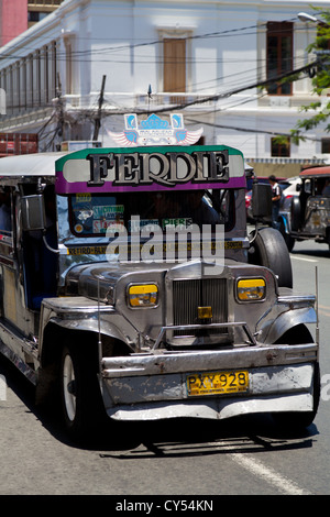 Typische Jeepney in Manila, Philippinen Stockfoto