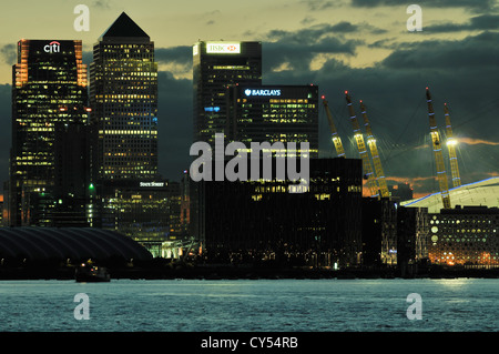 Canary Wharf und die O2 Arena in der Abenddämmerung, von Woolwich aus gesehen, South East London, Großbritannien Stockfoto