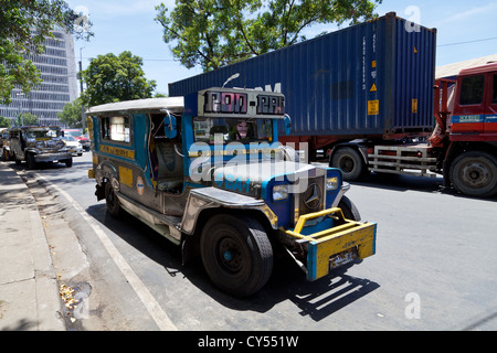 Typische Jeepney in Manila, Philippinen Stockfoto