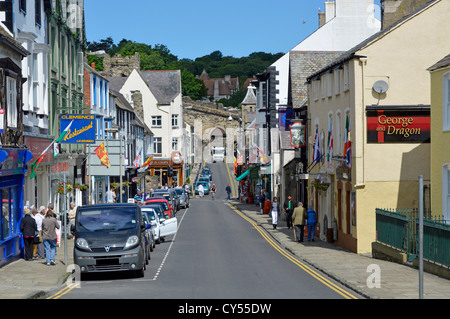 Conwy Wales Zentrum mit Teil der Stadtmauer Straße Bogen entfernten Clwyd North Wales UK Stockfoto