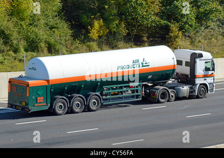 Air Products artikuliert Gas Tanker Trailer und LKW auf der Autobahn mit Hazchem Daten-Platten Stockfoto