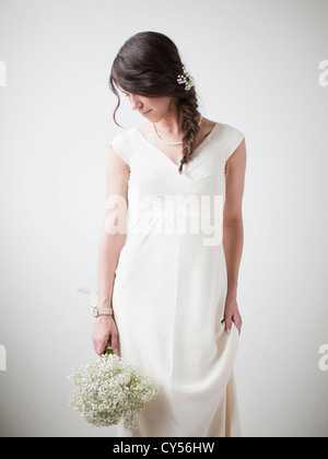 Studioaufnahme, Porträt der jungen Frau, die mit weißen Blüten Stockfoto