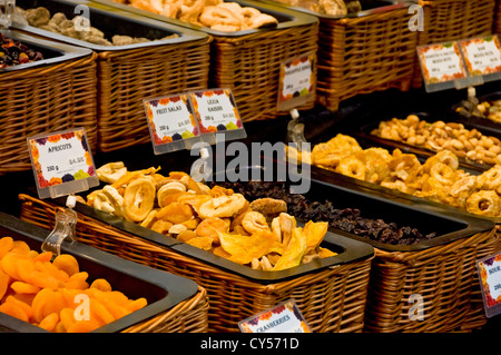 Nahaufnahme von getrockneten Früchten zum Verkauf auf Continental Marktstand York North Yorkshire England Vereinigtes Königreich GB Großbritannien Stockfoto