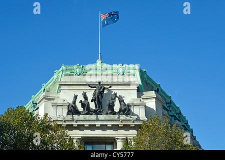 Australien-Haus Dach Detail (über dem Haupteingang) mit Skulptur und Nationalflagge Stockfoto