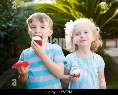 USA, California, Los Angeles, Mädchen und jungen Essen Muffins Stockfoto