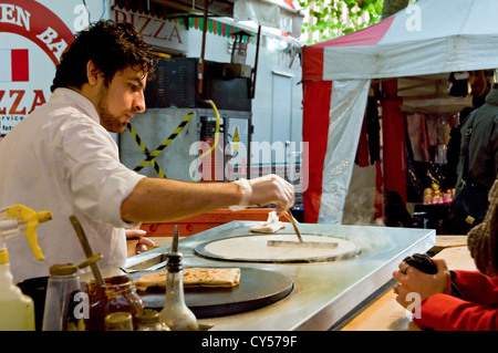 Man macht Pfannkuchen Crepes auf dem kontinentalen Marktstand York North Yorkshire England Großbritannien GB Großbritannien Stockfoto