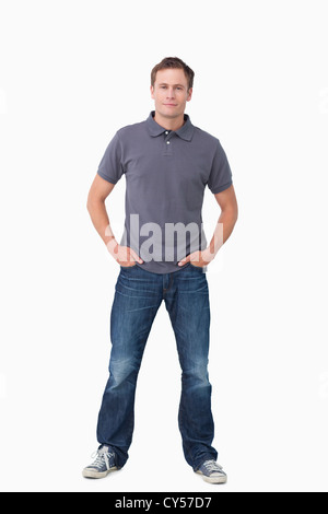 Junger Mann mit Hände in den Hosentaschen Stockfoto