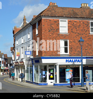 Sevenoaks High Street Menschen in der Straßenszene außerhalb Halifax Bank Niederlassung an der Ecke Kent England UK Stockfoto