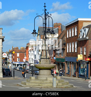 Brunnen und Wegweiser an der Kreuzung von London Road und Sevenoaks High Street Kent England Großbritannien Stockfoto