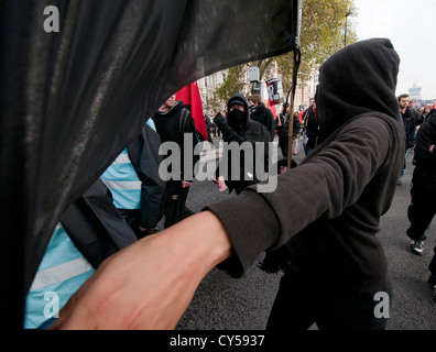 Anarchist Black Bloc stören gegen Sparpolitik und anti-Kürzungen Protest organisiert von der TUC marschierten durch die Londoner Oktober 201 Stockfoto