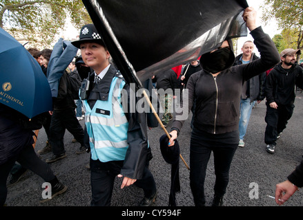 Anarchist Black Bloc stören gegen Sparpolitik und anti-Kürzungen Protest organisiert von der TUC marschierten durch die Londoner Oktober 201 Stockfoto