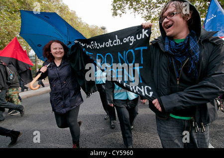 Anarchist Black Bloc stören gegen Sparpolitik und anti-Kürzungen Protest organisiert von der TUC marschierten durch durch die Londoner Stockfoto