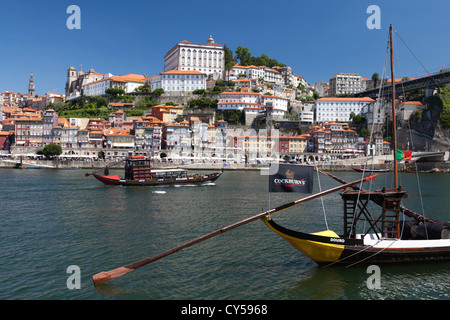 Der Fluss Douro, Portwein Lastkähne und historischen Ribeira Bezirk von Porto (Oporto), Portugal Stockfoto