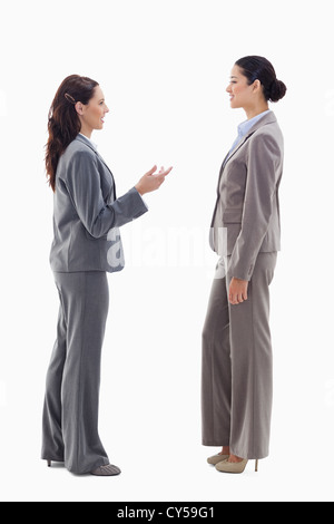 Zwei Unternehmerinnen im Gespräch von Angesicht zu Angesicht Stockfoto