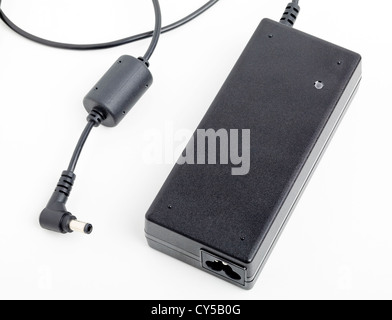 Ein Netzteil für einen Laptop isoliert auf weißem Hintergrund Stockfoto