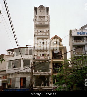 Französisch-kolonialen Architektur in der Altstadt von Hanoi in Vietnam in Fernost Südostasien. Stadt Gebäude Haus Gehäuse Apartment Block Style Home Reisen Stockfoto