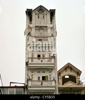 Französisch-kolonialen Architektur in der Altstadt von Hanoi in Vietnam in Fernost Südostasien. Stadt Gebäude Haus Gehäuse Apartment Block Style Home Reisen Stockfoto