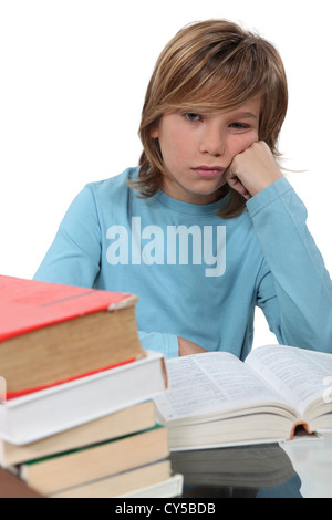 Ein gelangweilter Kind ein Buch zu lesen Stockfoto