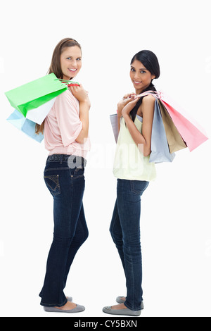 Lächelnde Frauen tragen eine Menge Einkaufstüten Stockfoto