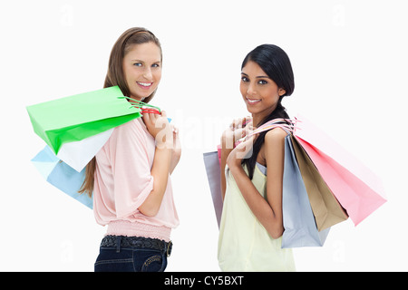 Lächelnde Frauen mit vielen Einkaufstüten Stockfoto